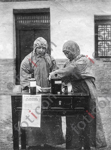Zwei Krankenschwestern bereiten eine Medizin gegen die Pest zu ; Two nurses prepare a medicine for the plague - Foto simon-173a-026-sw.jpg | foticon.de - Bilddatenbank für Motive aus Geschichte und Kultur